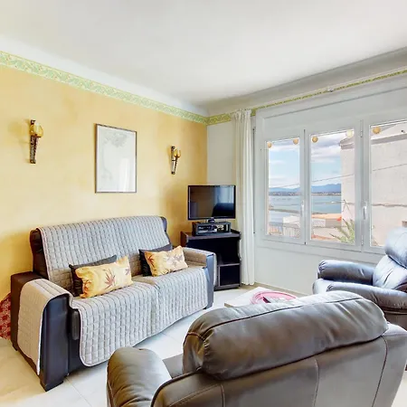 Apartment Tasteful In Roses